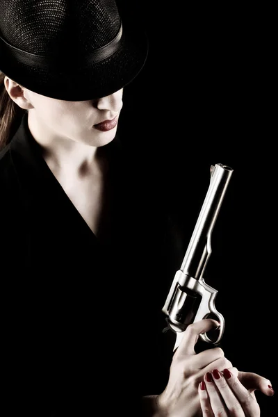 Signora con un revolver — Foto Stock