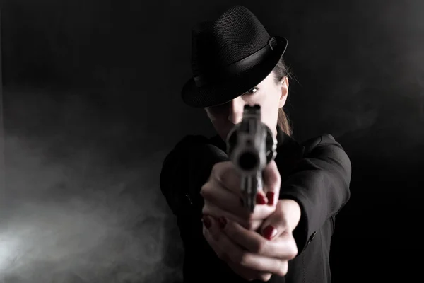 Dama con un revólver —  Fotos de Stock