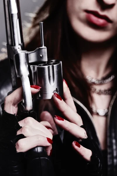 Meisje met een revolver Rechtenvrije Stockafbeeldingen