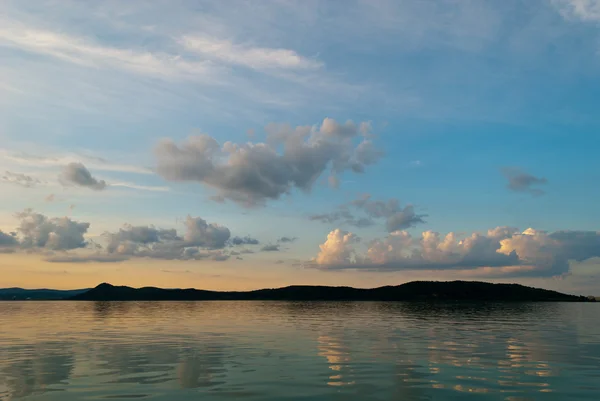バラトン湖と小さな山 ストック写真