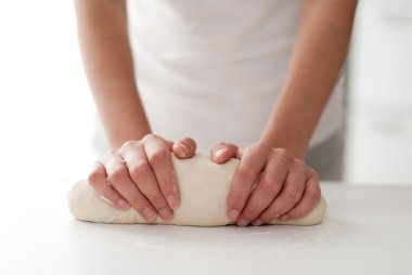 pizza, kadın personel, yapım baker bir hamur yoğurma