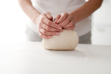 pizza, kadın personel, yapım baker bir hamur yoğurma