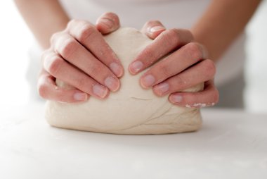 pizza, kadın personel, yapım baker bir hamur yoğurma