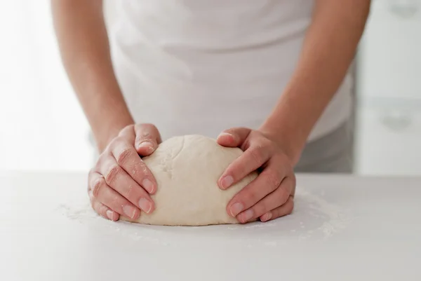 Пекарь делает пиццу, женские руки, месит тесто — стоковое фото