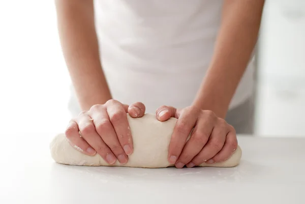 Пекарь делает пиццу, женские руки, месит тесто — стоковое фото