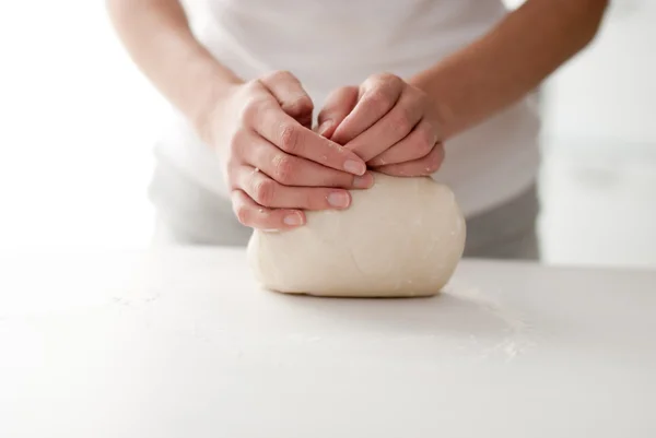 Panadero haciendo pizza, manos de mujer, amasando una masa — Foto de Stock