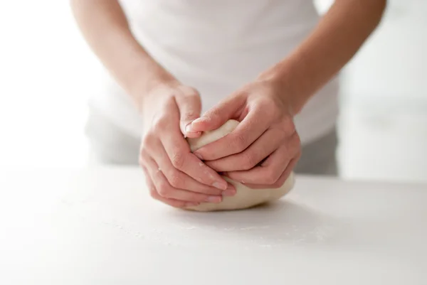 Panadero haciendo pizza, manos de mujer, amasando una masa —  Fotos de Stock