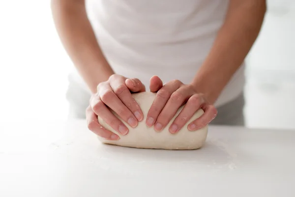 Bäcker backt Pizza, Frauenhände kneten Teig — Stockfoto