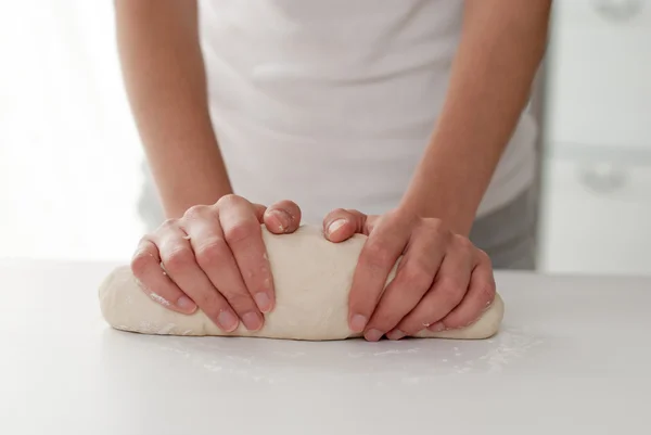 Padeiro fazendo pizza, mãos de mulher, amassando uma massa — Fotografia de Stock