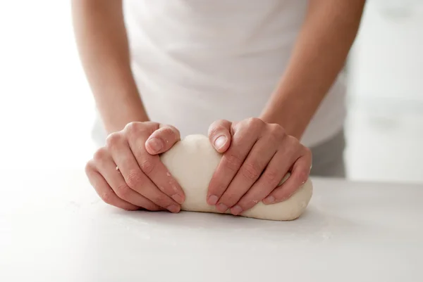 Baker κάνοντας πίτσα, γυναίκα χέρια, ζύμωμα ζύμη — Φωτογραφία Αρχείου