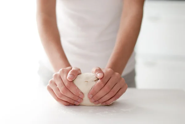 Baker faire de la pizza, mains de femme, pétrir une pâte — Photo