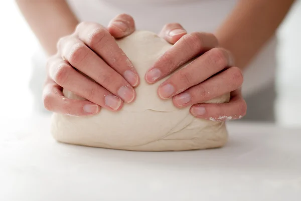Bäcker backt Pizza, Frauenhände kneten Teig — Stockfoto