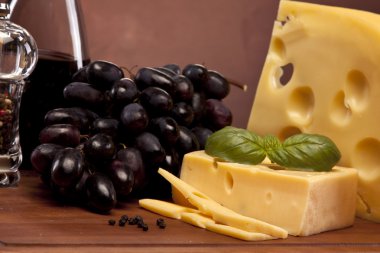 peynir, şarap ve diğer lezzetli şeyler ahşap tablo