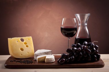 peynir, şarap ve diğer lezzetli şeyler ahşap tablo
