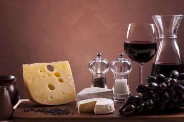 peynir, şarap ve diğer lezzetli şeyler ahşap tablo