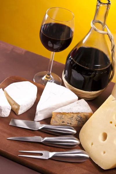 Fromage, vin et autres choses savoureuses sur table en bois — Photo
