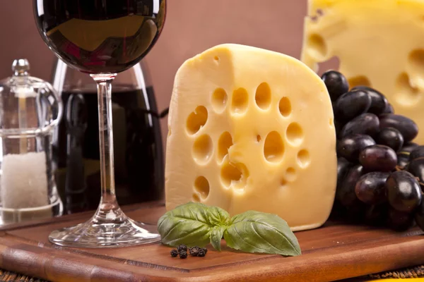 奶酪、 葡萄酒和其他木制桌上美味的东西 — 图库照片
