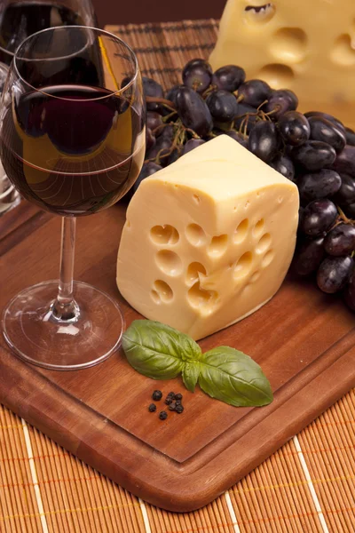 치즈, 와인, 목재 테이블에 다른 맛 있는 것 들 — 스톡 사진