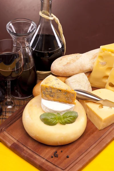 Fromage, vin et autres choses savoureuses sur table en bois — Photo