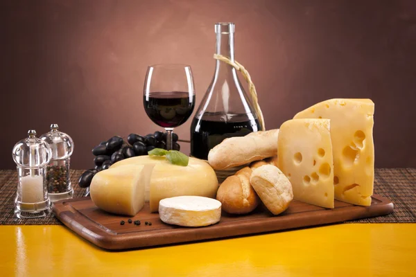 Ost, vin och andra goda grejer på träbord — Stockfoto