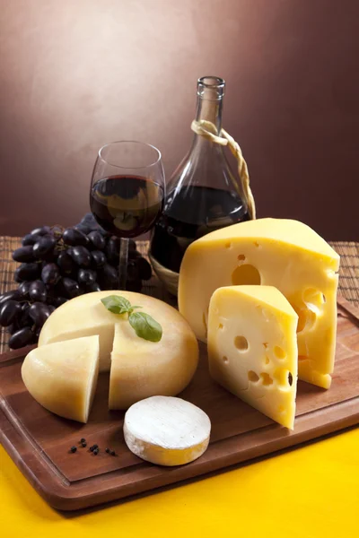 Sýr, víno a jiné chutné věci na dřevěný stůl — Stock fotografie