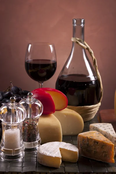Sajt, bor és más fincsi dolgokkal, a fából készült asztal — Stock Fotó