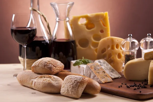 치즈, 와인, 목재 테이블에 다른 맛 있는 것 들 — 스톡 사진