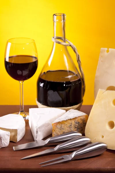Peynir, şarap ve diğer lezzetli şeyler ahşap tablo — Stok fotoğraf