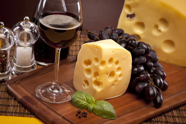 Ost, vin och andra goda grejer på träbord — Stockfoto