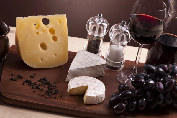 奶酪、 葡萄酒和其他木制桌上美味的东西 — 图库照片