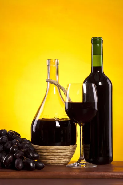 Ost, vin og annet smakfullt på trebord – stockfoto