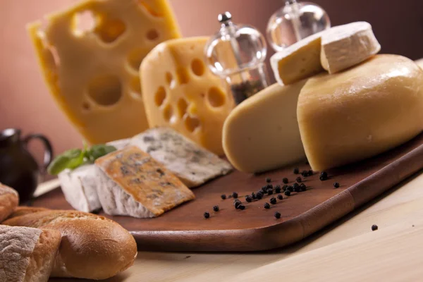 Τυρί, κρασί και άλλες νόστιμες τροφές στο ξύλινο τραπέζι — Φωτογραφία Αρχείου