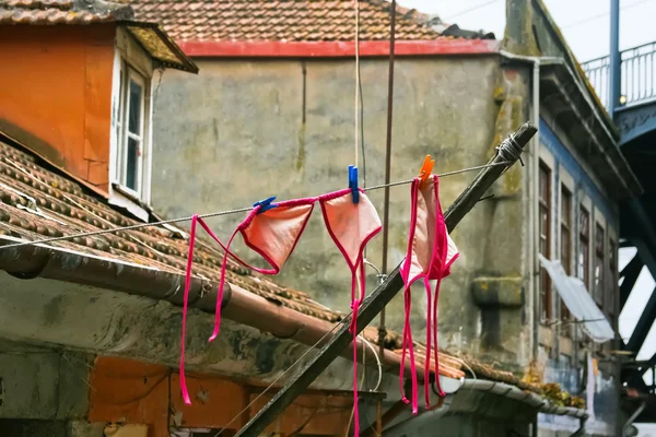 Séchage de maillots de bain femme sur la vieille rue de Porto — Photo
