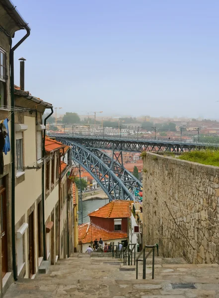 Old street with Dom Luis Bridge view in Porto — Stock Photo, Image