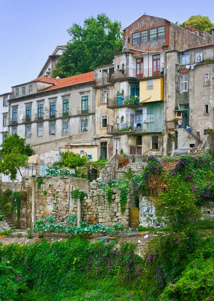 Oude huizen op hoge heuvel in porto, portugal — Stockfoto