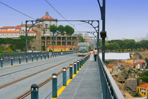 Ferrocarril en el Puente Dom Luis en Oporto, Portugal — Foto de Stock