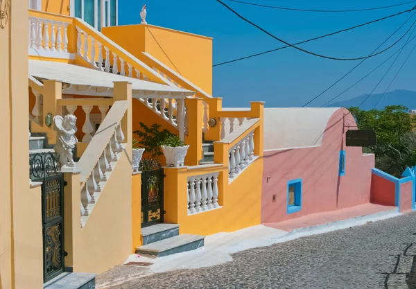 Amazing colorful old street in Santorini — Stock Photo, Image