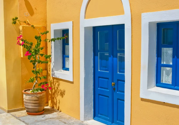Kleurrijke oude straat in oia, santorini — Stockfoto