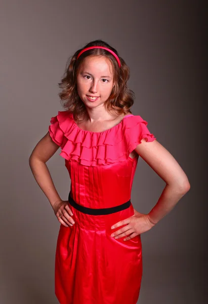 Красивая дама в красном платье — стоковое фото