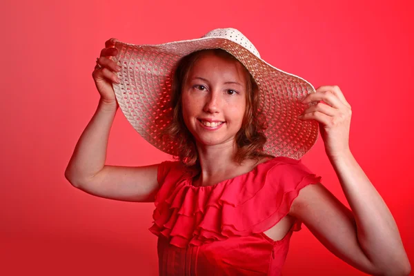 Signora in rosso con cappello estivo — Foto Stock