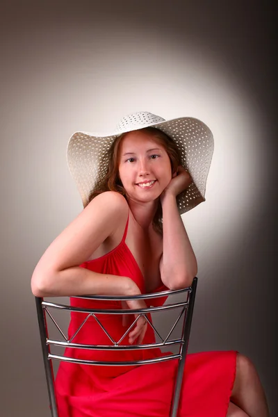 Dame en rouge avec chapeau d'été — Photo