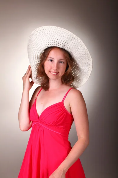 Dáma v červené barvě s elegantní letní klobouk — Stock fotografie