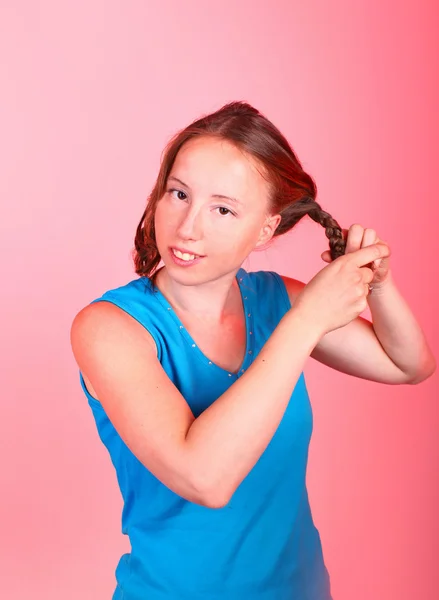 Giovane donna che fa una treccia per capelli — Foto Stock