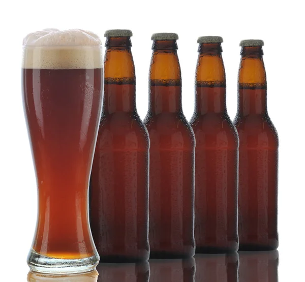 Cuatro botellas de cerveza marrón y vidrio lleno —  Fotos de Stock