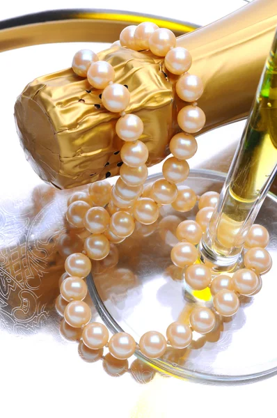 Champagne bottiglia di vetro e perle — Foto Stock