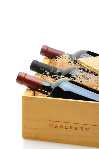 Garrafas de vinho tinto em Crate — Fotografia de Stock