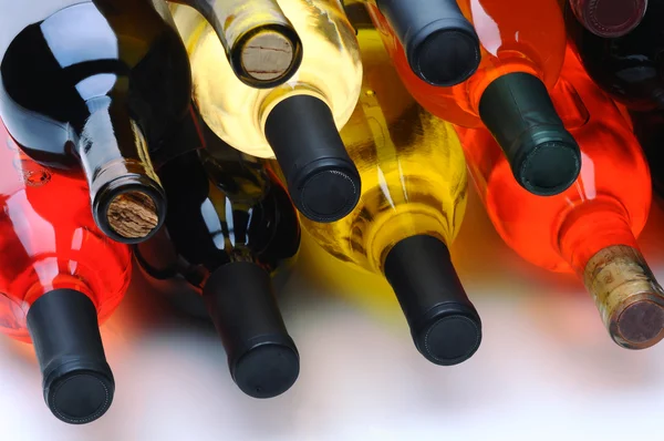 Разнообразные бутылки вина на их стороне — стоковое фото
