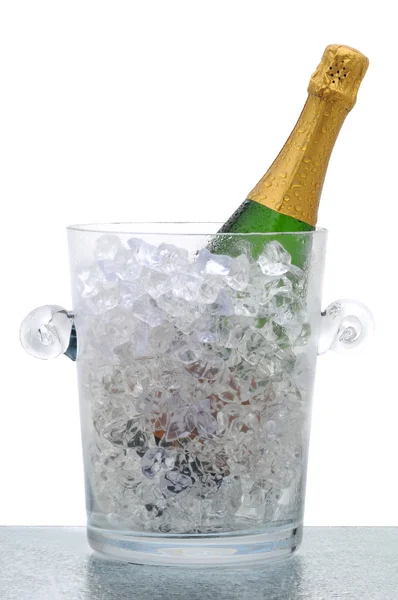 Champagnefles in crystal emmer — Stockfoto