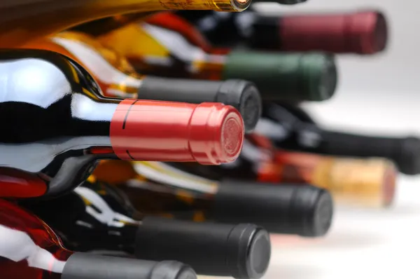 Şarap şişeleri alt tarafında closeup — Stok fotoğraf