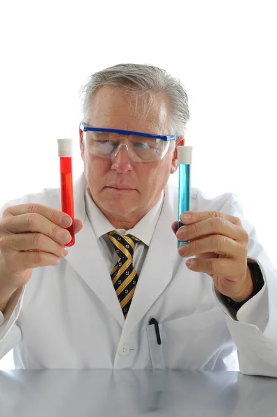 Cientista com tubos de ensaio — Fotografia de Stock